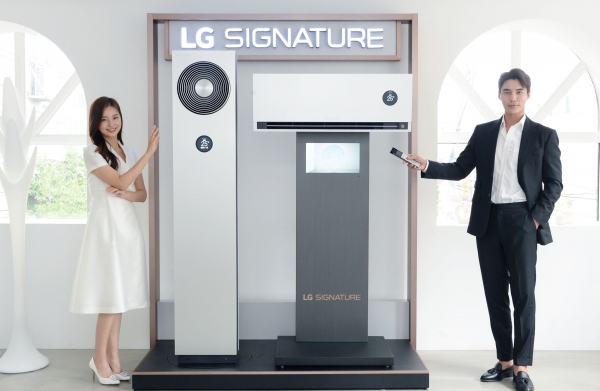 LG전자가 5일 超프리미엄 에어컨인 LG 시그니처(LG SIGNATURE) 에어컨을 출시했다. 사진은 모델이 LG 시그니처(LG SIGNATURE) 에어컨을 소개하고 있는 모습. [사진제공=LG전자]