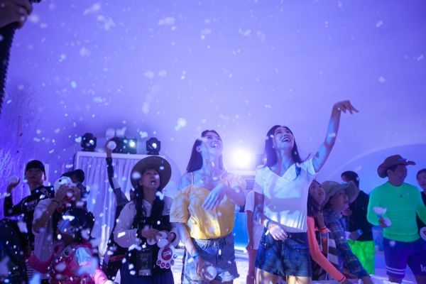 SK텔레콤의 부산 해운대 ‘5GX 이글루’에서 방문객들이 이글루 천장의 인터랙티브 월(Interactive wall)을 향해 눈을 던지며 단체 눈싸움을 하고 있다. (사진=SKT)