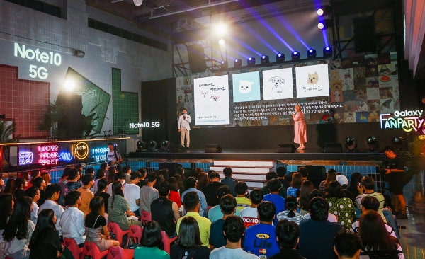 지난 16일 부산 영도구 젬스톤에서 진행된 '갤럭시 팬 파티'에서 예능인 홍윤화, 김민기        부부가 갤럭시와 함께한 팬들의 특별한 사연을 담은 '갤럭시 팬 스토리'를 소개하는 모습 [사진제공=삼성전자]