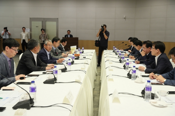 20일 오후 민주당 이원욱 원내 수석부대표 등 소속 의원 7명이 전경련 산하 한국경제연구원을 찾아 경제 정책 간담회를 진행했다. (사진제공-전국경제인연합회)