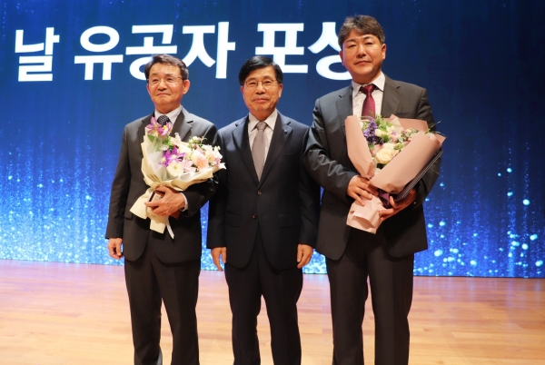 위니아대우 박종문(왼쪽)과 위니아대우 안중구 대표이사(중간) 위니아딤채 김영찬 (사진=위니아대우)