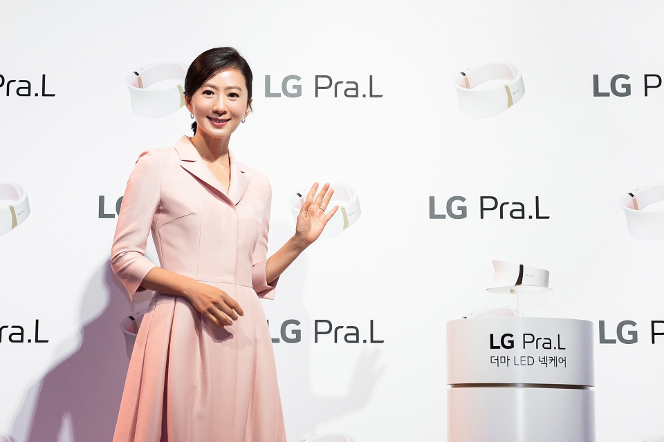 LG전자 프라엘 더마 LED 넥케어 론칭 쇼케이스에 참석한 배우 김희애 [사진제공-LG전자]