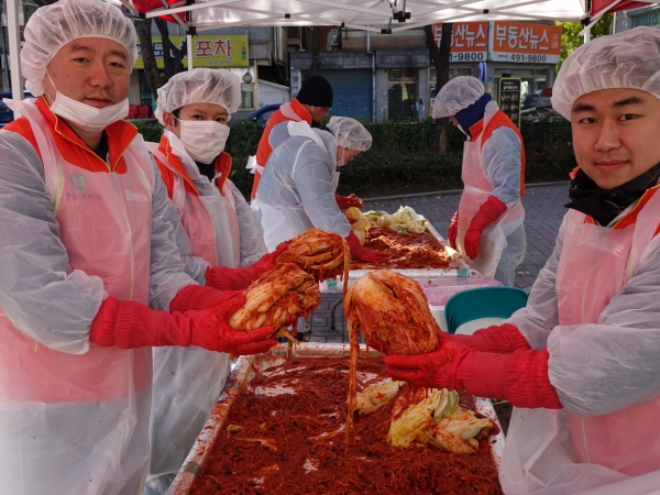 라온건설 임직원 봉사단이 저소득 노인 가정에 전달할 김치를 김장하고 있다.