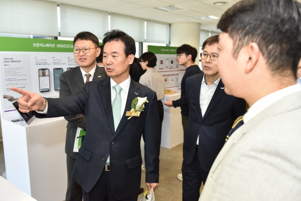 지난 19일, 광화문 교보생명 본사에서 열린 '2019 교보생명 이노스테이지 데모데이'에서 윤열현 교보생명 사장(왼쪽 두번째)이 오픈이노베이션 협업모델이 전시된 부스 전시장을 둘러보고 있다. [사진=교보생명]