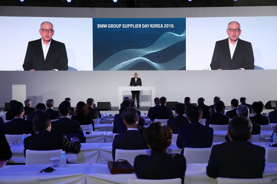 '2019 BMW그룹 협력사의 날'에 참가해 기조연설 중인 안드레아스 벤트 BMW그룹 네트워크 총괄 [사진제공=BMW그룹 코리아]