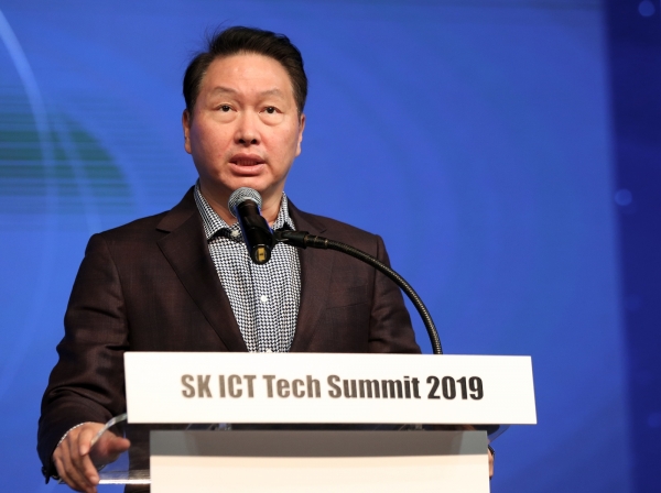 최태원 SK 회장이 28일 서울 광진구 워커힐 호텔에서 열린 ‘SK ICT Tech Summit 2019 (SK ICT 테크 서밋 2019)’ 개막식에서 개회사를 하고 있다. (사진=SK텔레콤)