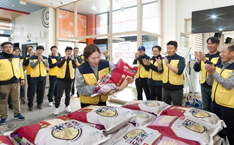 르노삼성자동차 '사랑의 쌀' 기부 현장 [사진제공=르노삼성자동차]