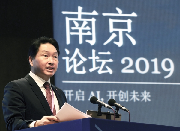 최태원 SK 회장이 23일 중국 장쑤성 난징대학교에서 열린 '2019 난징포럼'에서 개막연설을 하고 있다. (사진=SK)