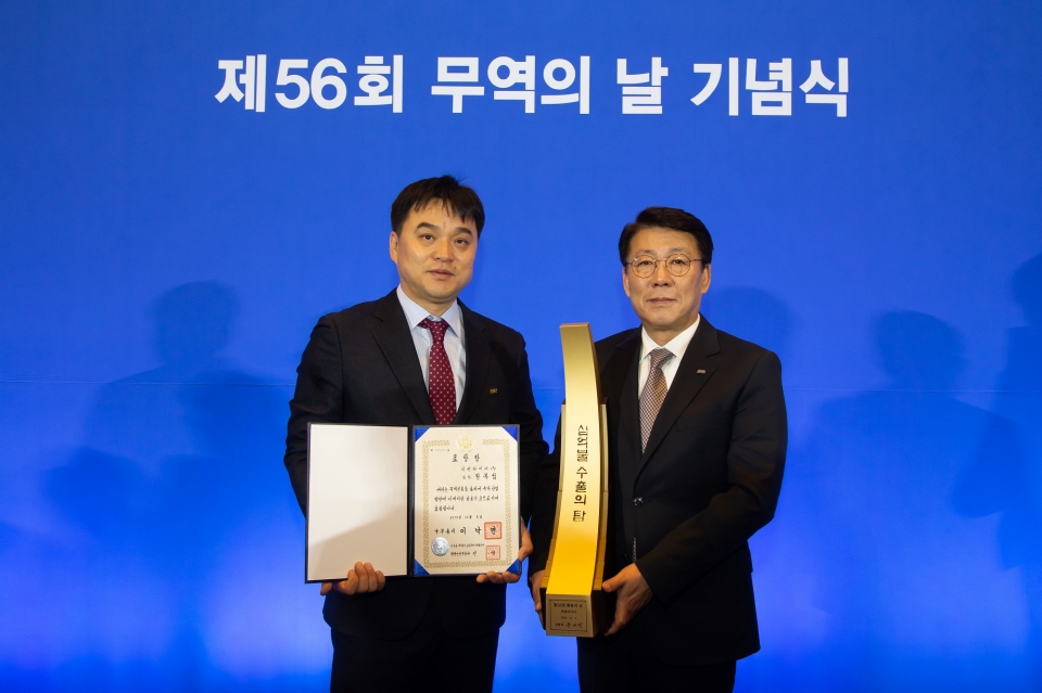 넥센타이어 제56회 무역의 날 10억불 수출탑 수상 기념사진 [사진제공=넥센타이어]