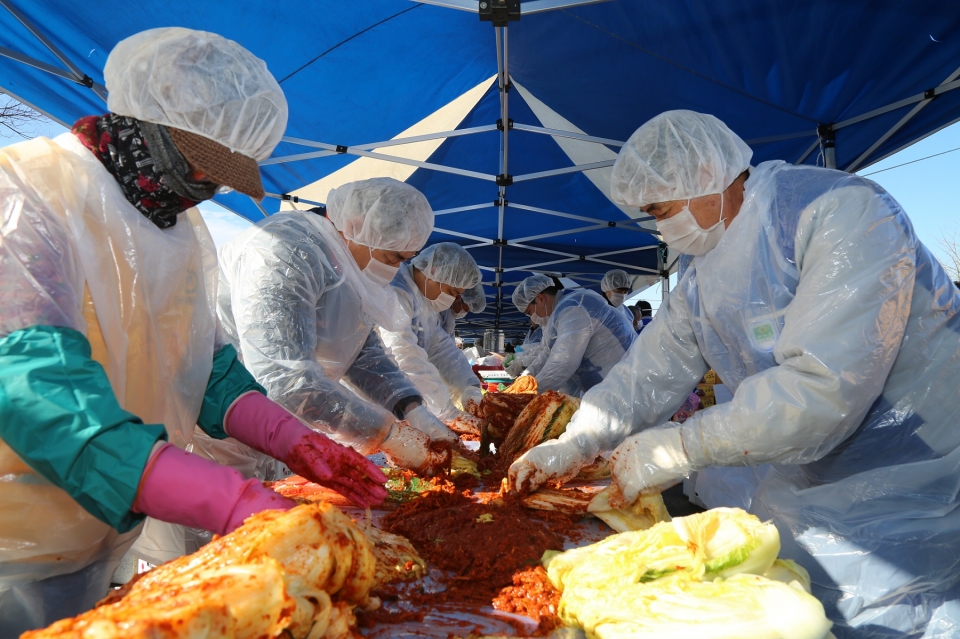 넥센타이어 창녕공장 임직원드르이 김장 담그기 및 나눔 행사 사진 [사진제공=넥센타이어]