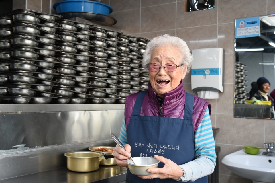 33년째 무료급식소에서 봉사해 온 정희일 할머니(95) [사진제공=LG]