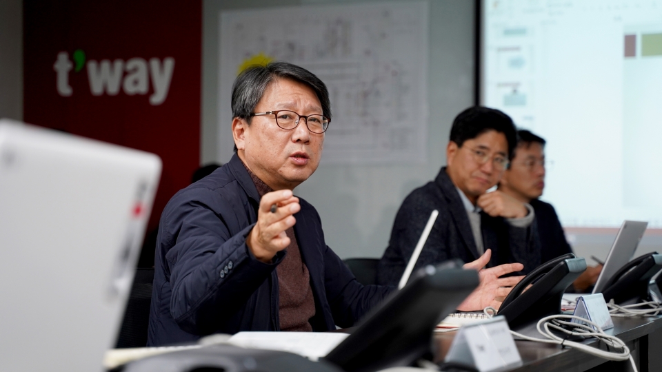 정혼근 티웨이항공 대표이사가 본사에서 전 부서의 임원직과 실무진들이 참석한 가운데 항공기 사고 상황을 가정한 비상대응훈련을 19일 실시했다. [사진제공=티웨이항공]