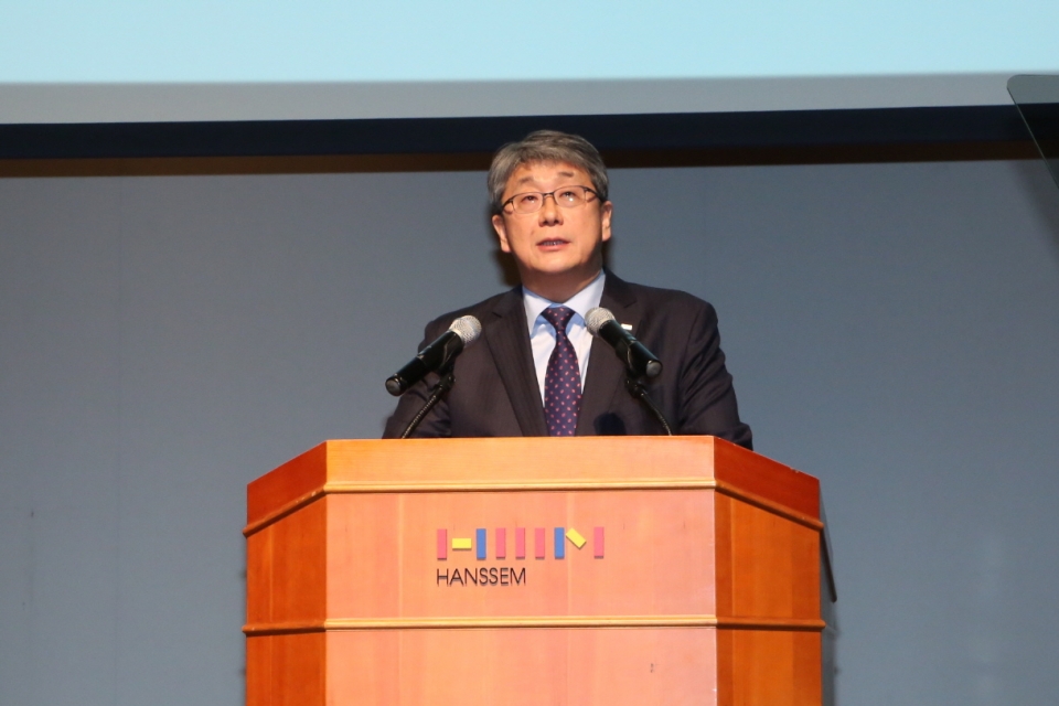 2일 오전 서울 마포구 한샘 상암사옥에서 한샘 강승수 회장이 2020년 신년사를 발표하고 있다. [사진제공=한샘]