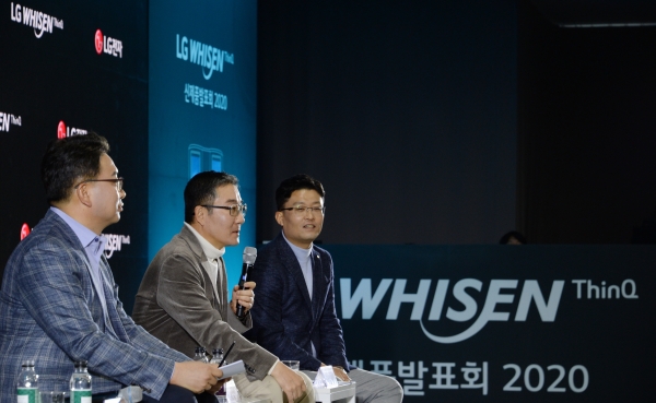 2020년형 LG 휘센 씽큐 에어컨에 대해 질의응답 중인 배정현 상무와 이감규 부사장, 임정수 담당 (사진제공:LG전자)