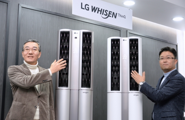 2020년형 LG 휘센 씽큐 에어컨을 소개 이감규 부사장과 임정수 담당 (사진제공:LG전자)