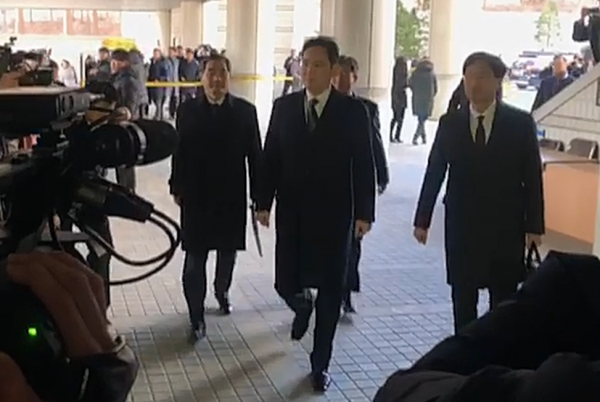 재판장에 들어가는 이재용 삼성전자 부회장