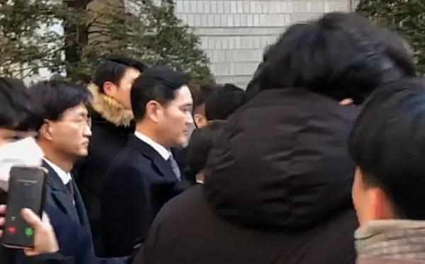 4차 공판을 마치고 법원 밖으로 나서는 이재용 삼성전자 부회장