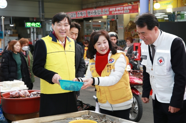 (왼쪽 첫번째) 이병래 한국예탁결제원 사장, (왼쪽 세번째) 조호규 대한적십자사 사무처장. [사진=한국예탁결제원]
