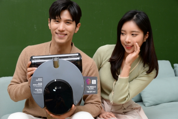 LG전자가 출시한 '코드제로 씽큐 R9 보이스' 로봇청소기 (사진제공-LG전자)