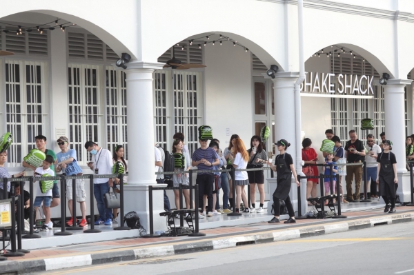 SPC그룹이 문을 연 쉐이크쉑 싱가포르 2호점 '닐로드점'에 고객들이 길게 줄을 지어 입장을 기다리고 있다.