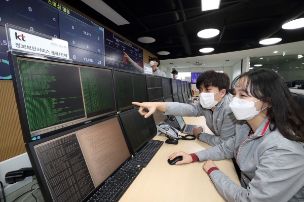 KT는 우한 폐렴이나 신종 코로나바이러스와 관련된 새로운 유형의 스미싱 문자와 변종 악성 앱에 대한 실시간 공격 탐지를 한층 강화했다. [사진제공=KT]