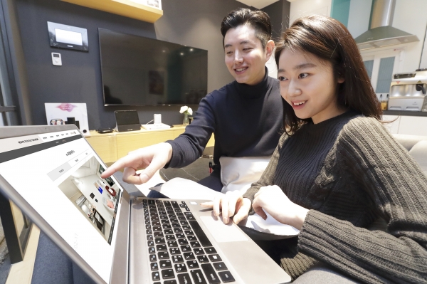 KT가 대우건설과 함께 ‘코로나19’ 확산 방지를 위해 실물 견본주택을 폐관하고 클라우드 CDN 기반의 사이버 모델하우스를 오픈했다고 18일 밝혔다. [사진제공=KT]