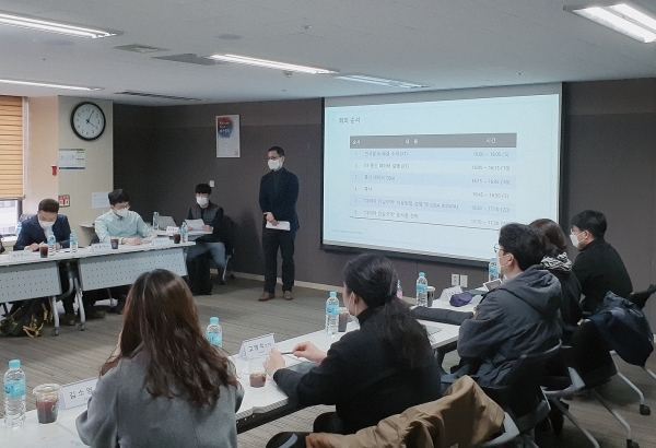 지난 18일 서울시 중구 한국데이터산업진흥원에서 열린 코로나19 확산예측 연구 얼라이언스 사전 미팅서 KT AI/BigData서비스담당 변형균 상무가 발표하고 있다. [사진=KT]