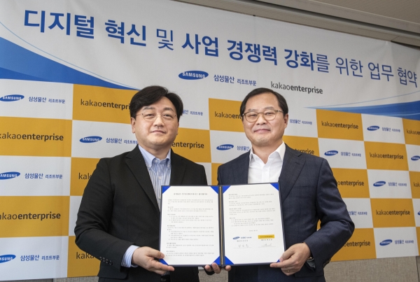 백상엽 카카오엔터프라이즈 대표(왼쪽)와 정금용 삼성물산 리조트부문 대표가 디지털 사업 협력을 위한 업무 협약 맺고 기념촬영을 하고 있다. [사진=카카오엔터프라이즈]