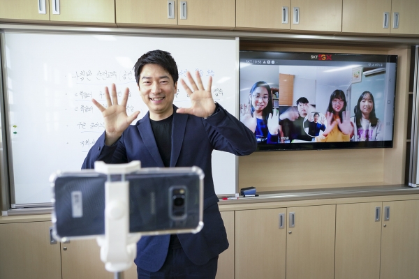 SK텔레콤이 온라인개학을 맞아 김포 신풍초등학교 3개 학급약 80명의 어린이들을 대상으로 ‘서로’ 가상교실 시범 서비스를 시연하고 있다 [사진제공=SK텔레콤]