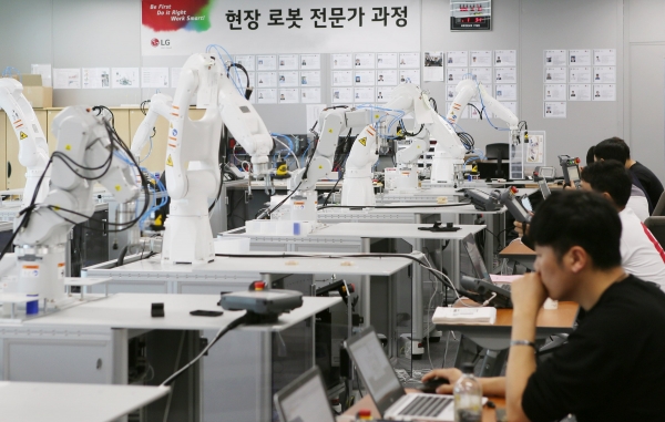 LG전자, 협력사 로봇 자동화 교육