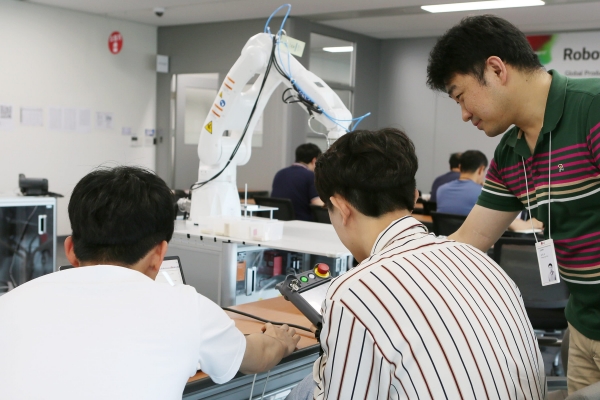 LG전자, 협력사 로봇 자동화 교육