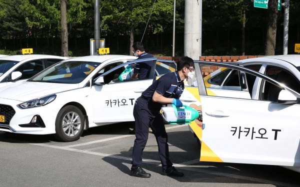 ‘카카오 T 블루’ 차량에 세스코 방역 전문팀이 방역소독을 진행하고 있다 [사진제공=카카오모빌리티]