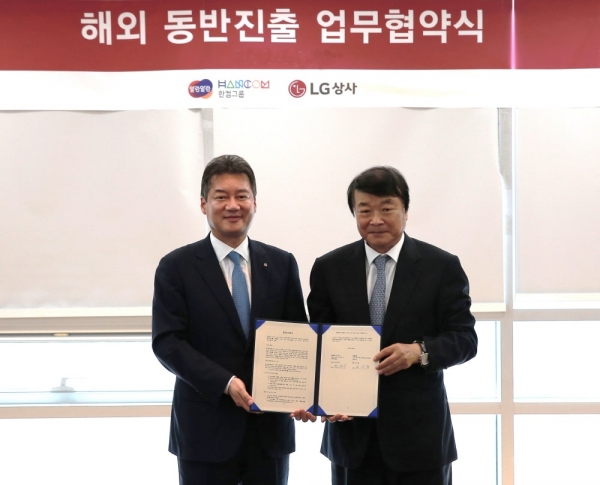 한글과컴퓨터-LG상사, 해외 동반진출 업무 협약식(우) 김상철 한컴그룹 회장, (좌) 윤춘성 LG상사 대표