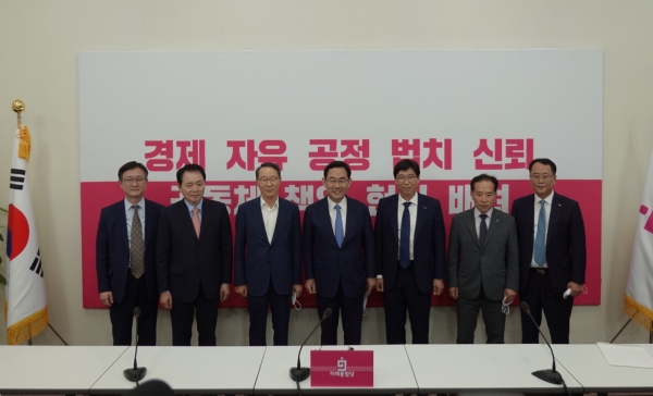 (왼쪽부터) 정우용 상장협 정책부회장, 미래통합당 성일종 의원, 정구용 상장협 회장, 주호영 미래통합당 원내대표, 코협 정재송 회장, 이기헌 상장협 상근부회장, 코협 김종선 전무​. [사진=코스닥협회]