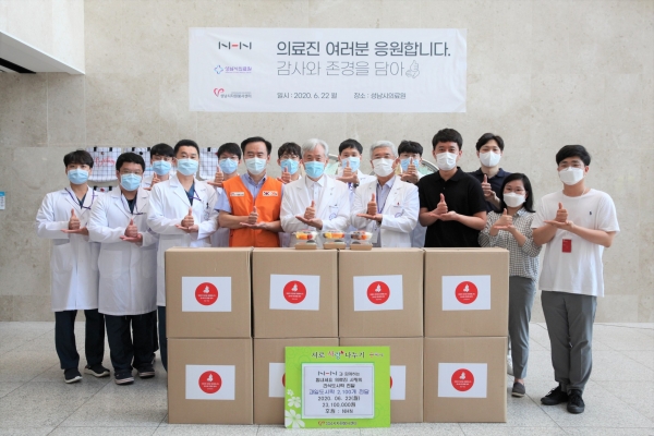 이중의 성남시의료원장(앞줄 왼쪽에서 여섯번째)과 이덕은 성남시자원봉사센터장(앞줄 왼쪽에서 네번째), 성남시의료진 및 NHN 관계자들이 6월 22일 성남시의료원에서 '덕분에 챌린지' 행사에 맞춰 기념촬영하고 있다 [사진제공=NHN]