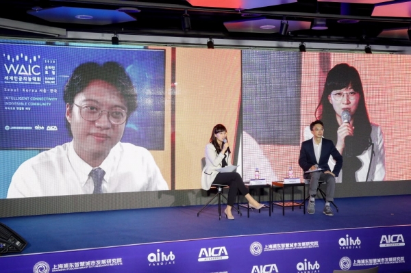 (왼)오순영 한글과컴퓨터 CTO가 지난 24일 2020 WAIC 강연을 녹화하고 있다
