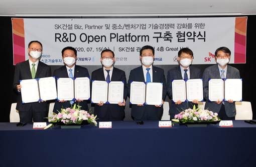 SK건설은 지난 15일 서울 종로구 관훈사옥에서 ‘R&D 오픈 플랫폼’ 구축 협약식을 개최했다. R&D 오픈 플랫폼은 SK건설과 다양한 기관이 협력해 비즈파트너 및 중소·벤처기업의 아이디어 발굴부터 기술 상용화까지 지원하는 개방형 플랫폼이다. 사진은 임영문 SK건설 사장(왼쪽 네번째), 심동욱 포스코기술투자 대표(왼쪽 세번째),  양성광 연구개발특구진흥재단 이사장(왼쪽 다섯번째),  최동욱 신한은행 부행장(왼쪽 두번째), 김기수 홍익대학교 부총장(왼쪽 여섯번째), 황규진 기술과가치 부사장(왼쪽 첫번째)이 협약서를 들고 기념촬영을 하고 있다. [사진=SK건설]