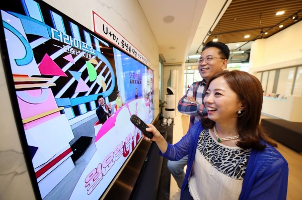 U+tv에서 새롭게 오픈하는 더라이프 채널의 자체제작 프로그램 더라이프쇼를 점검하고 있는 모습 [사진제공=LG유플러스]