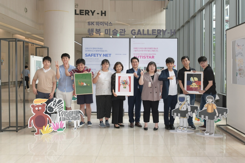기념식에 참석한 SK하이닉스 관계자와 ‘오티스타’ 소속 자폐인 디자이너들 (왼쪽 다섯 번째부터 오티스타 이소현 대표, SK하이닉스 이일우 EE담당)
