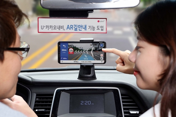 LG유플러스 모델이 ‘U+카카오내비’에 새로 도입된 ‘AR길안내’ 기능을 이용해 목적지를 찾아가고 있는 모습 [사진제공=LG유플러스]