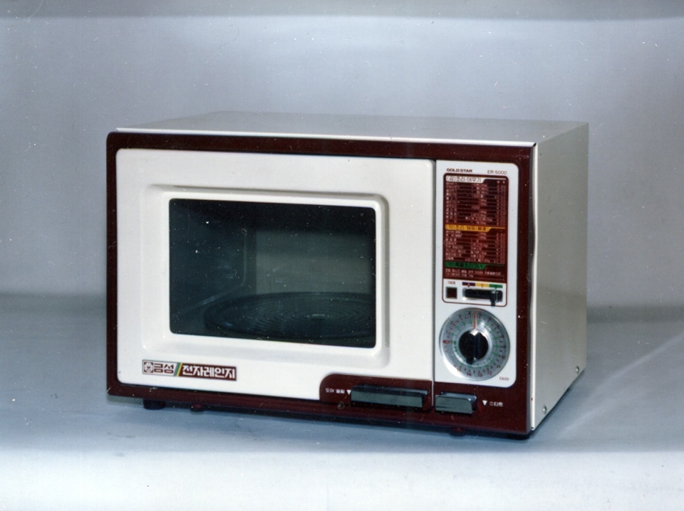 LG전자가 1981년 국내업계에서 처음 선보인 골드스타 전자레인지(ER-5000) 제품사진