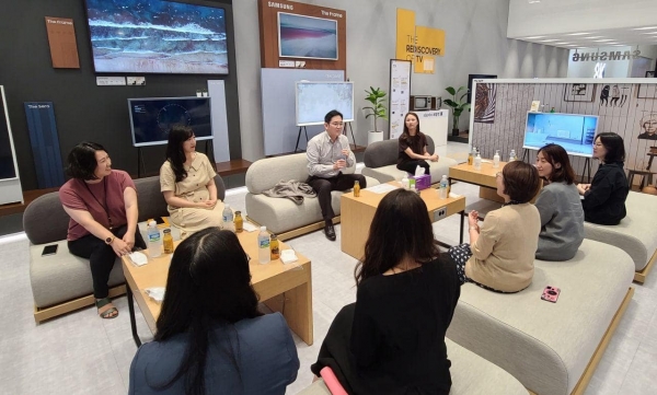 이재용 삼성전자 부회장 6일 삼성전자 수원사업장에서 육아를 병행하고 있는 여성 임직원들과 간담회를 했다.