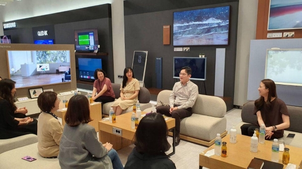 이재용 삼성전자 부회장 6일 삼성전자 수원사업장에서 육아를 병행하고 있는 여성 임직원들과 간담회를 했다.