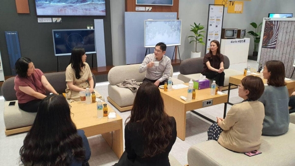 이재용 삼성전자 부회장 6일 삼성전자 수원사업장에서 육아를 병행하고 있는 여성 임직원들과 간담회를 했다.