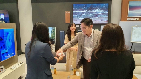 이재용 삼성전자 부회장 6일 삼성전자 수원사업장에서 육아를 병행하고 있는 여성 임직원들과 간담회를 했다.