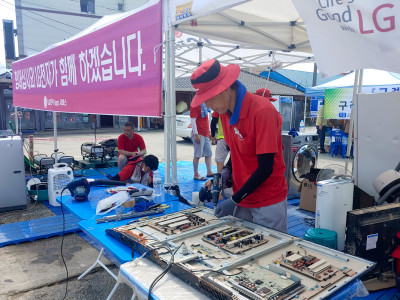 LG전자 임직원 봉사단은 지난 10일부터 집중호우로 큰 피해를 입은 전남 구례군을 찾아 수해복구 활동을 펼치고 있다.[자료: LG전자]