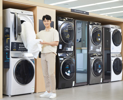 삼성전자 모델이 삼성디지털프라자 서초본점에서 국내 최대 용량의 '그랑데 AI' 17kg 건조기(위)와 24kg 세탁기(아래) 제품 패키지를 소개하고 있다.[자료제공: 삼성전자]