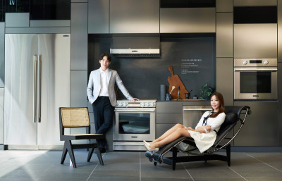모델이 까시나의 대표 작품 중 하나인 LC4 라운지 체어(LC4 Lounge Chair)에 앉아 가전과 가구가 조화를 이루는 주방 공간을 소개하고 있다.[자료제공: LG전자]