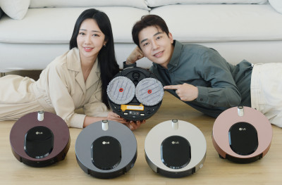 모델이 물걸레 전용 로봇청소기 'LG 코드제로 M9 씽큐'를 소개하고 있다. [자료제공: LG전자]