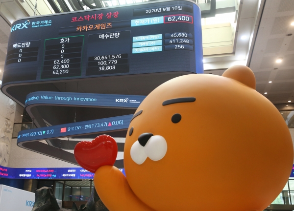 카카오게임즈가 코스닥 시장에 상장한 10일 오전 서울 여의도 한국거래소 신관 로비에 카카오 프렌즈 캐릭터인 ‘라이언’ 모습[사진=한국거래소]